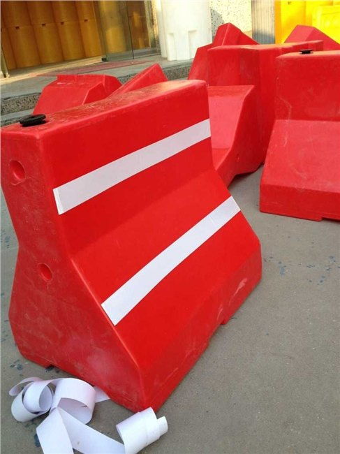 全新料塑料隔离墩价格与滚塑工艺优势——百墩实业专业批发解析